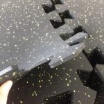 Piastra 50cm x 50cm, Spessore 5mm Pavimento Antitrauma in Gomma, SBR, 10% Giallo EPDM - immagine 6